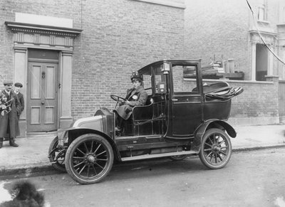 Ein Fahrer sitzt am Steuer seines Autos von English Photographer